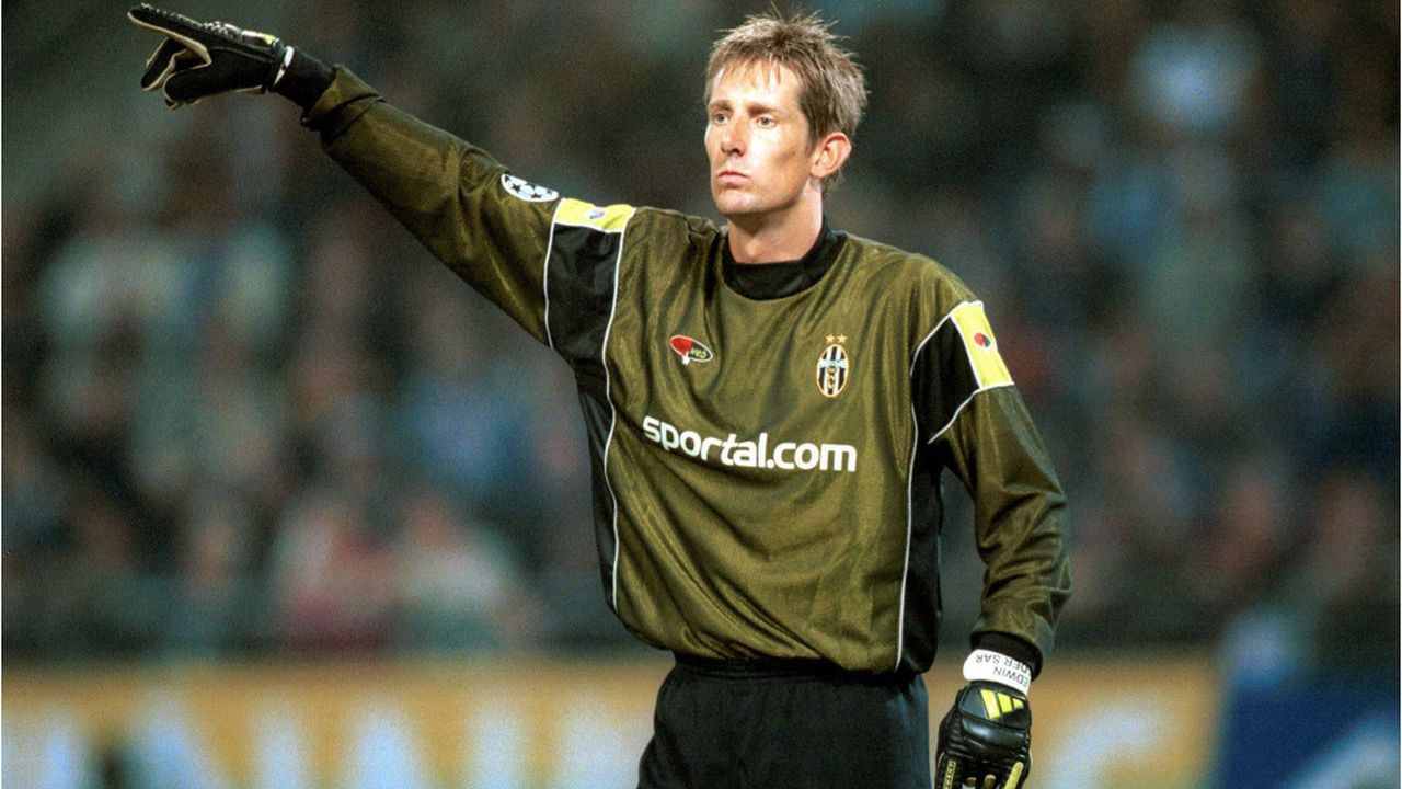 Hollanda'nın efsane kalecisi beyin kanaması geçirdi!