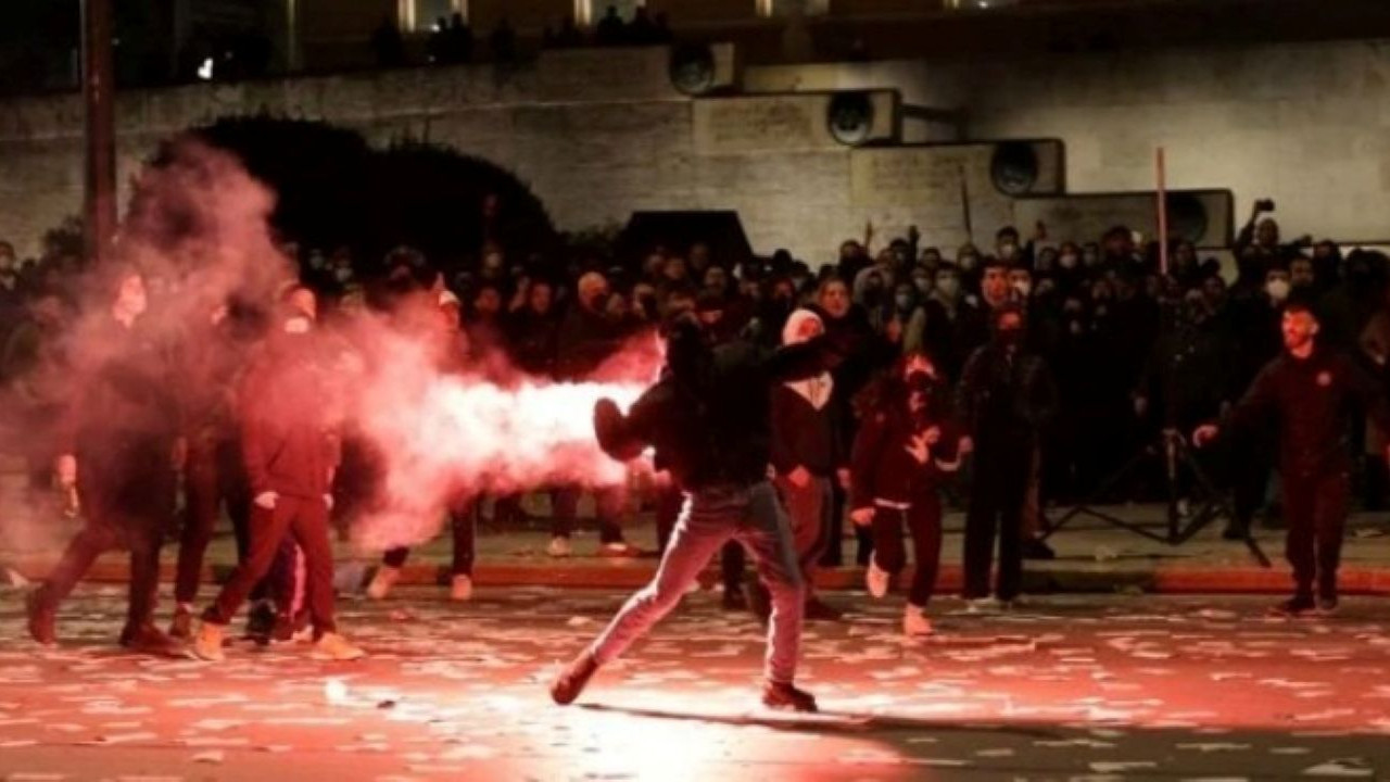 Yunanistan’da güvenoyunun ardından sokaklar karıştı: Eylemciler ve polis arasında çatışma