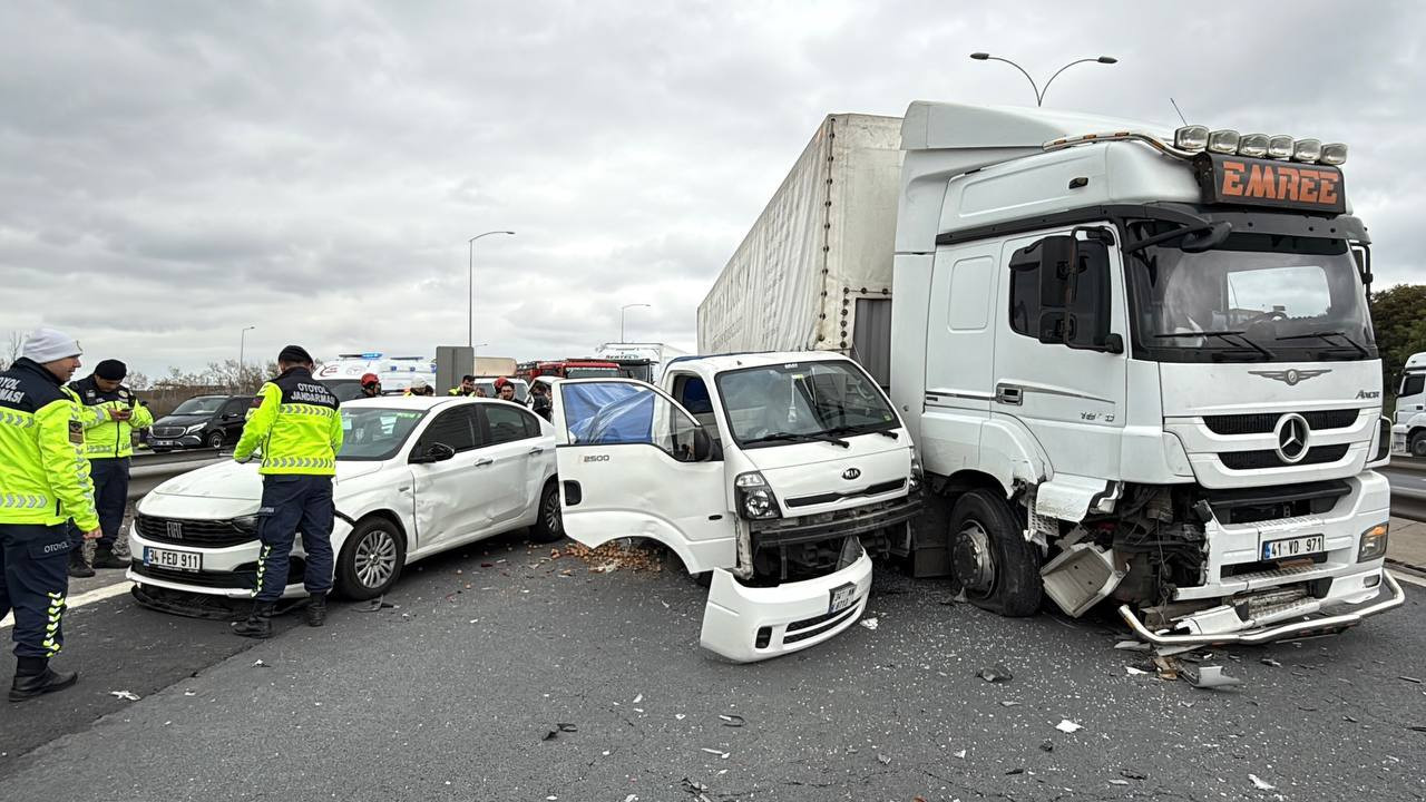 Kocaeli’de zincirleme kaza: Anadolu Otoyolu Ankara yönü trafiğe kapandı