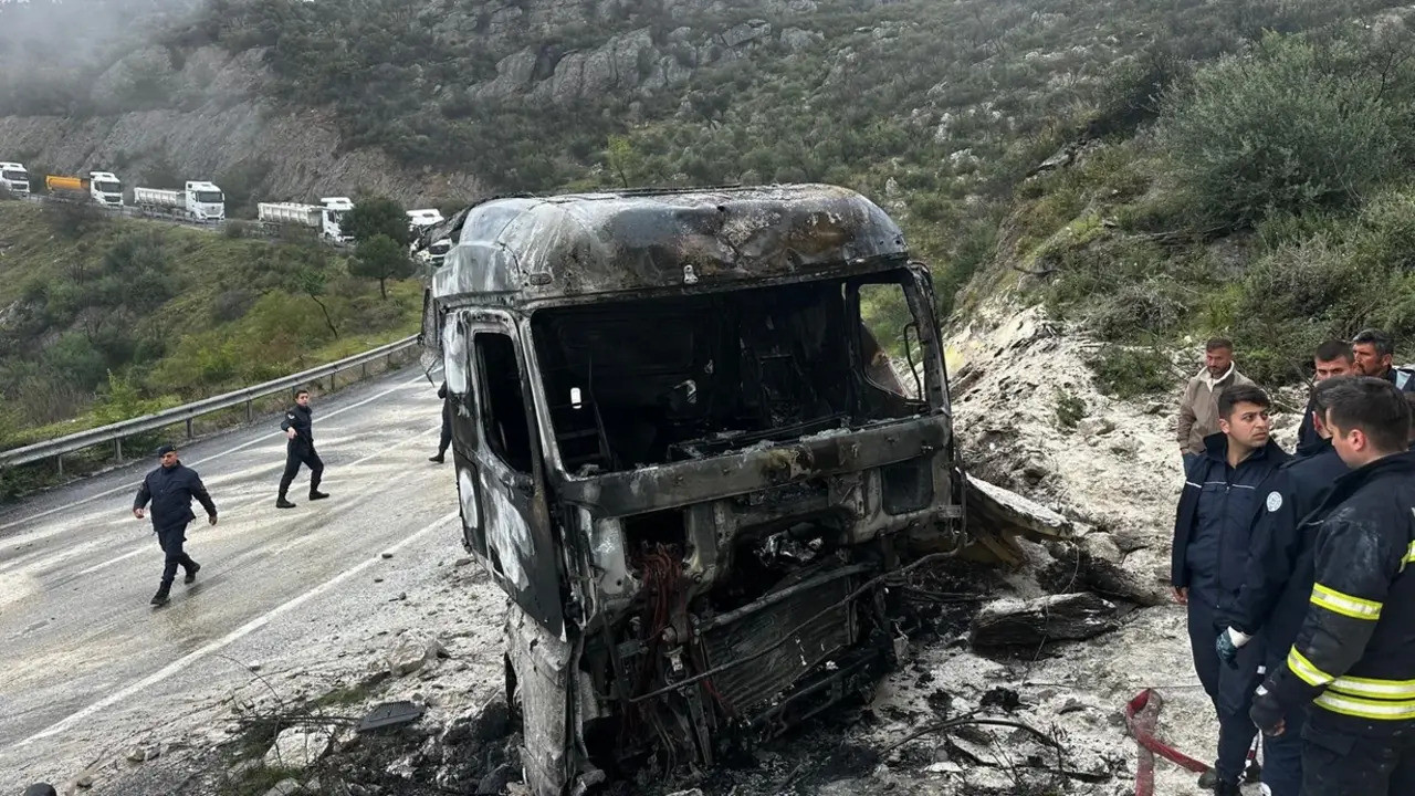 Milas’ta korkunç kaza: Tır sürücüsü alevler içinde can verdi