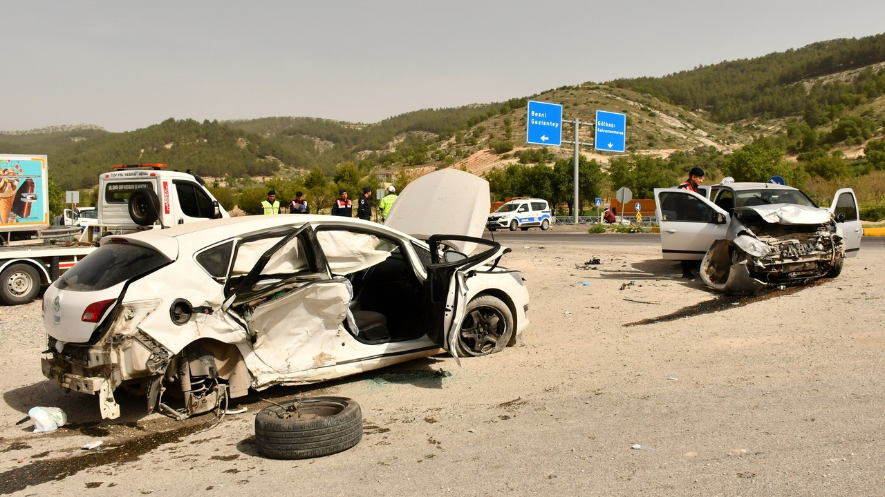 Adıyaman’da feci kaza: İki otomobil çarpıştı, 8 kişi yaralandı