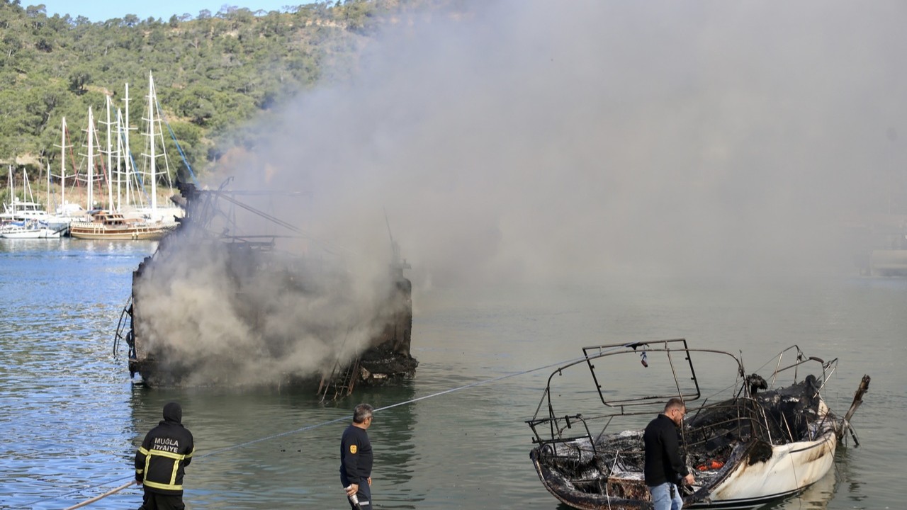 Fethiye’de kıyıda yangın paniği: 3 motor yat ve 1 yelkenli küle döndü