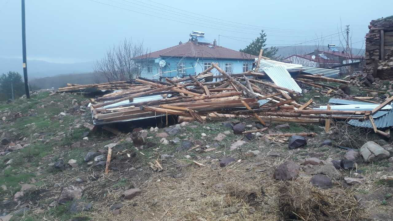 Kenti vuran fırtına hasar bıraktı: Gümüşhane'de çatılar havada uçuştu