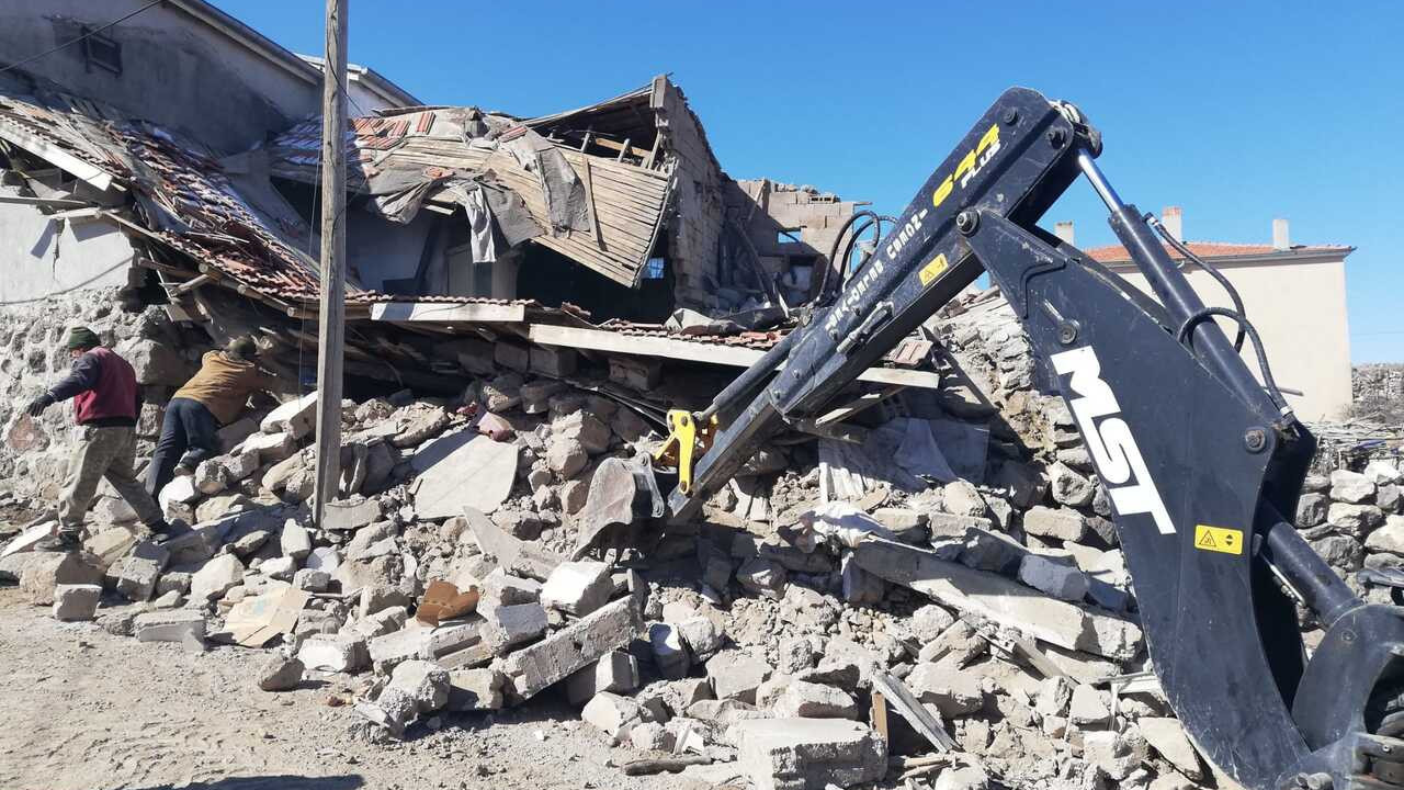 Kayseri'de ahır çöktü: 35 küçükbaş hayvan ile 2 eşek telef oldu