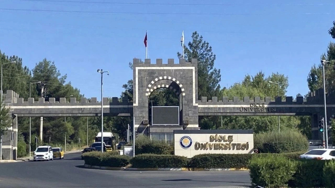 Bıçak parası iddiası Dicle Üniversitesi'ni karıştırdı: Öğretim üyesi görevden uzaklaştırıldı