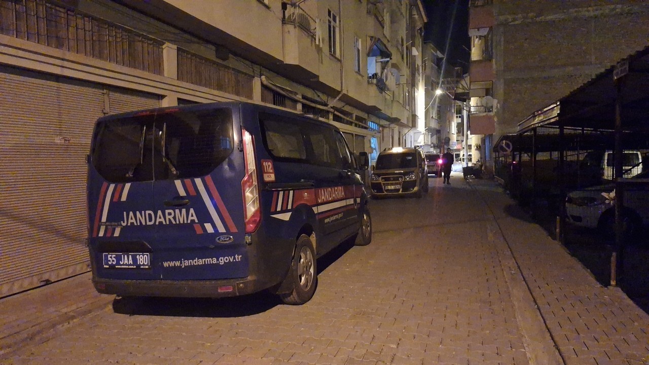 Yaşlı kadına kabusu yaşattılar: Evini basıp bilezik ve parasını gasp ettiler