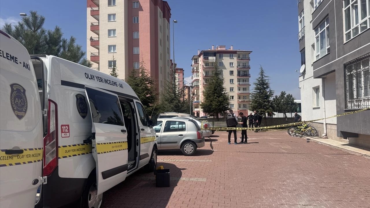 Kayseri’de talihsiz kaza: Cam silerken 4. kattan düştü