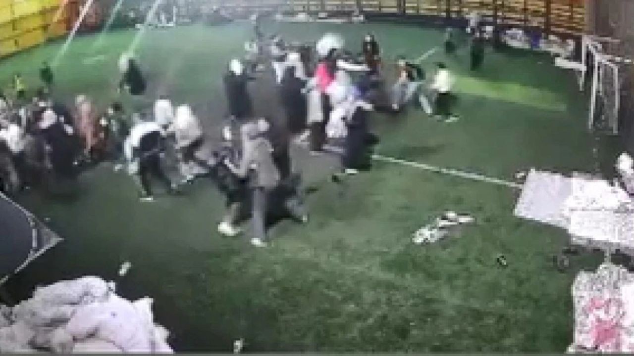 Deprem sonrası sığınak gerginliği: Halı sahada kalan aileler birbirine girdi