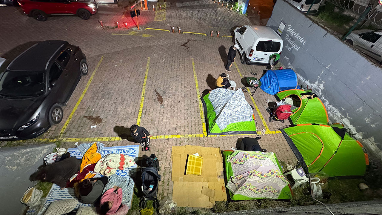 İstanbullular sokağa döküldü: Binlerce kişi geceyi sokakta geçirdi