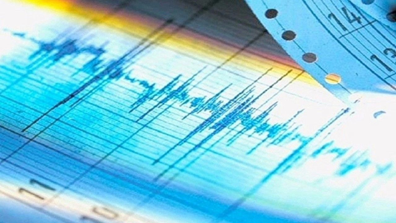Ege sallanıyor: Son 15 saatte 19 deprem!