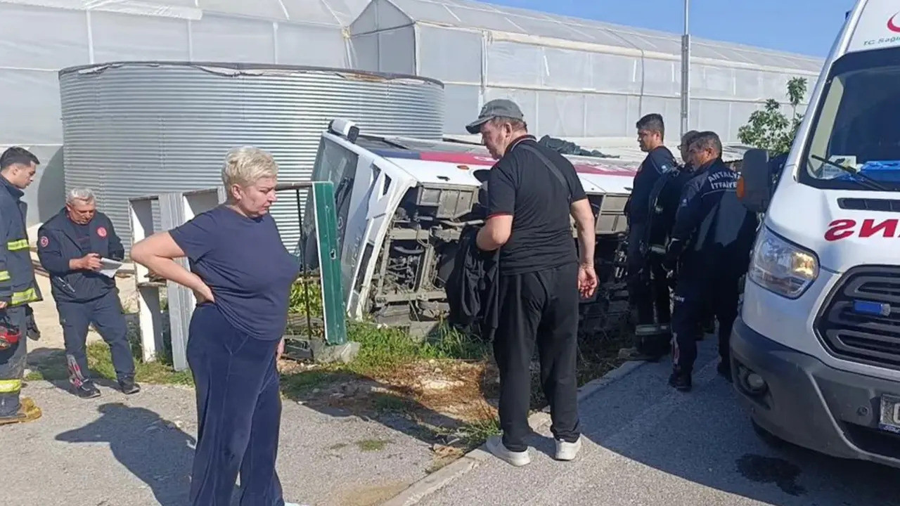 Antalya’da turist midibüsü devrildi: 19 yaralı
