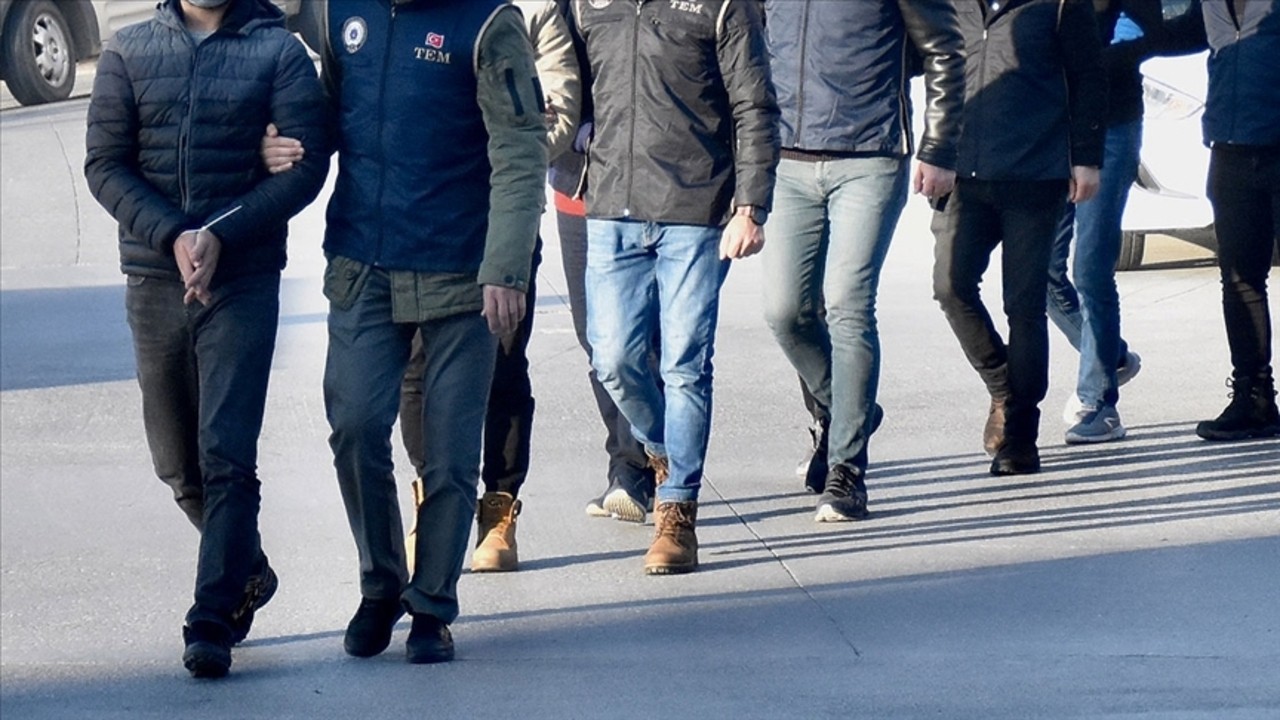 İzmir'de FETÖ operasyonu: 31 şüpheli yakalandı
