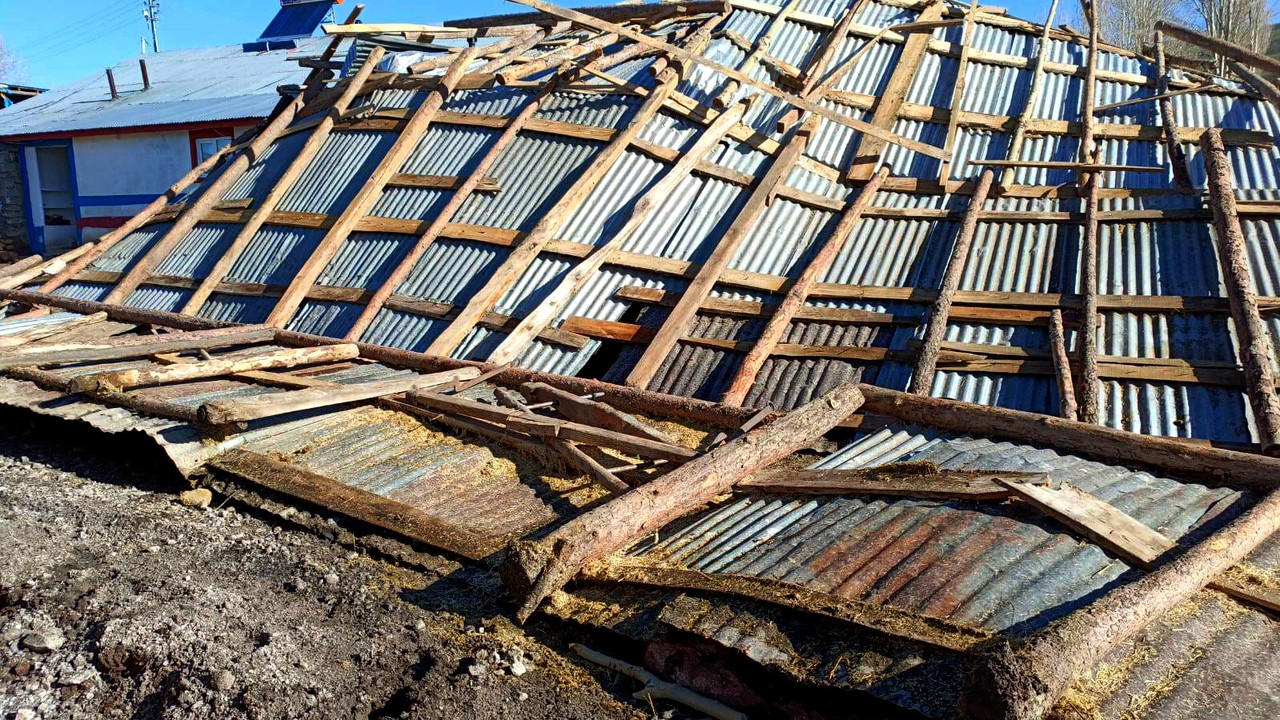 Kars’ta hortum köyleri vurdu: 12 evin çatısı uçtu