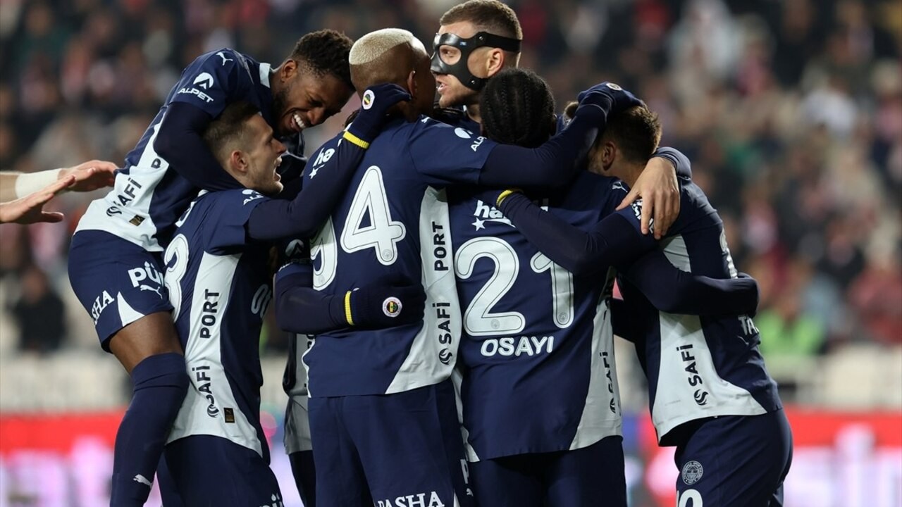 Fenerbahçe'nin yıldızı yol ayrımında: Premier Lig'den büyük teklif
