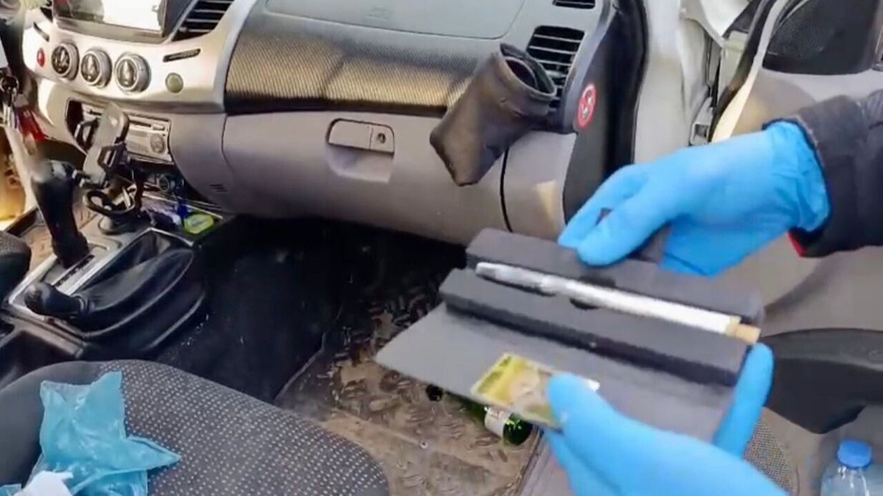 Mersin’de ‘kalem’ görünümlü silah şoku: Araçtan cephanelik çıktı