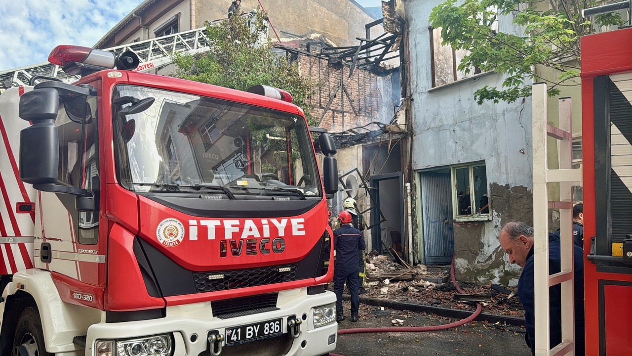 Kocaeli’de alevlerin ortasında facia: Çöken ev 2 itfaiyeciyi yaraladı