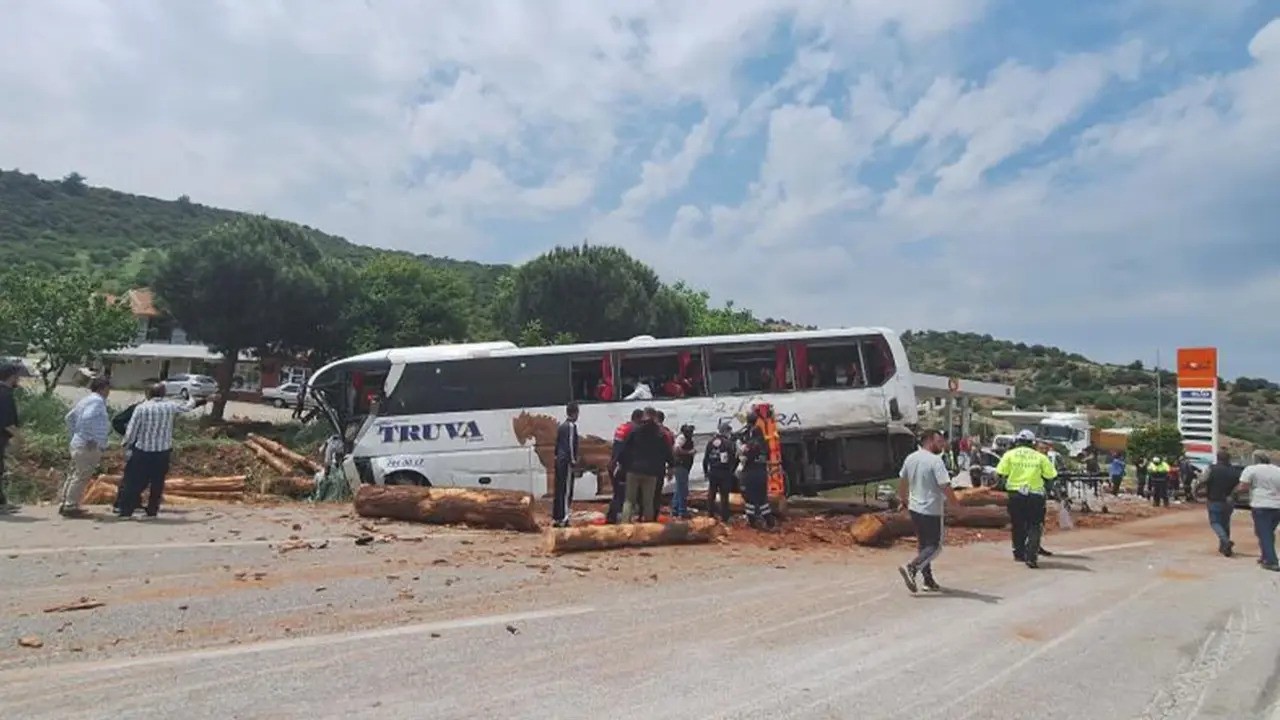 Çanakkale'de zincirleme kaza: 6 ölü, çok sayıda yaralı