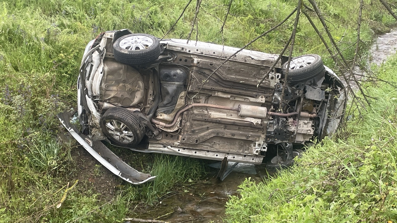 Bolu'da feci kaza: Otomobil dereye uçtu