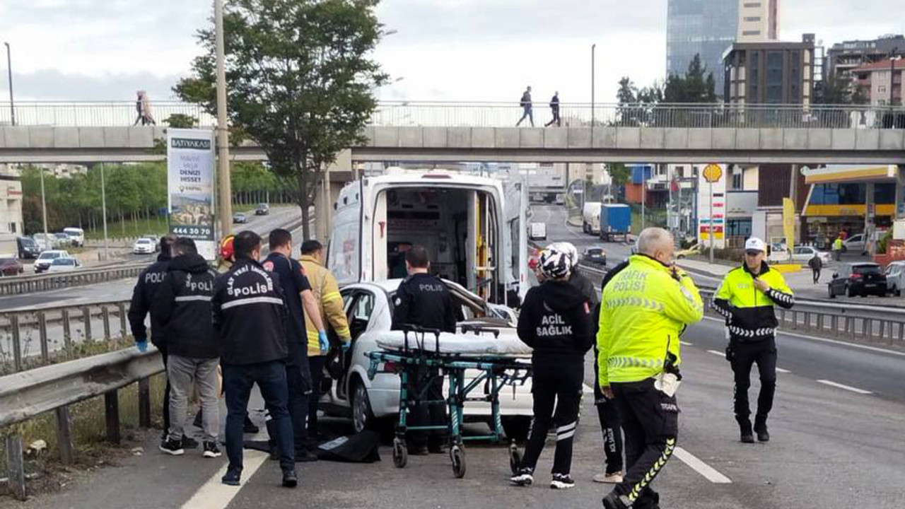 İstanbul’da dehşet anları: Otomobil otobüse çarptı, 1 ölü 4 yaralı