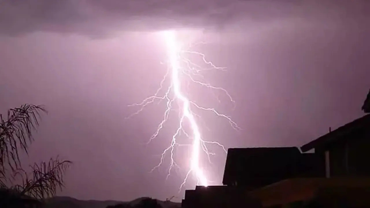 Sağanak ve yıldırımlar ölüm getirdi: 13 kişi hayatını kaybetti