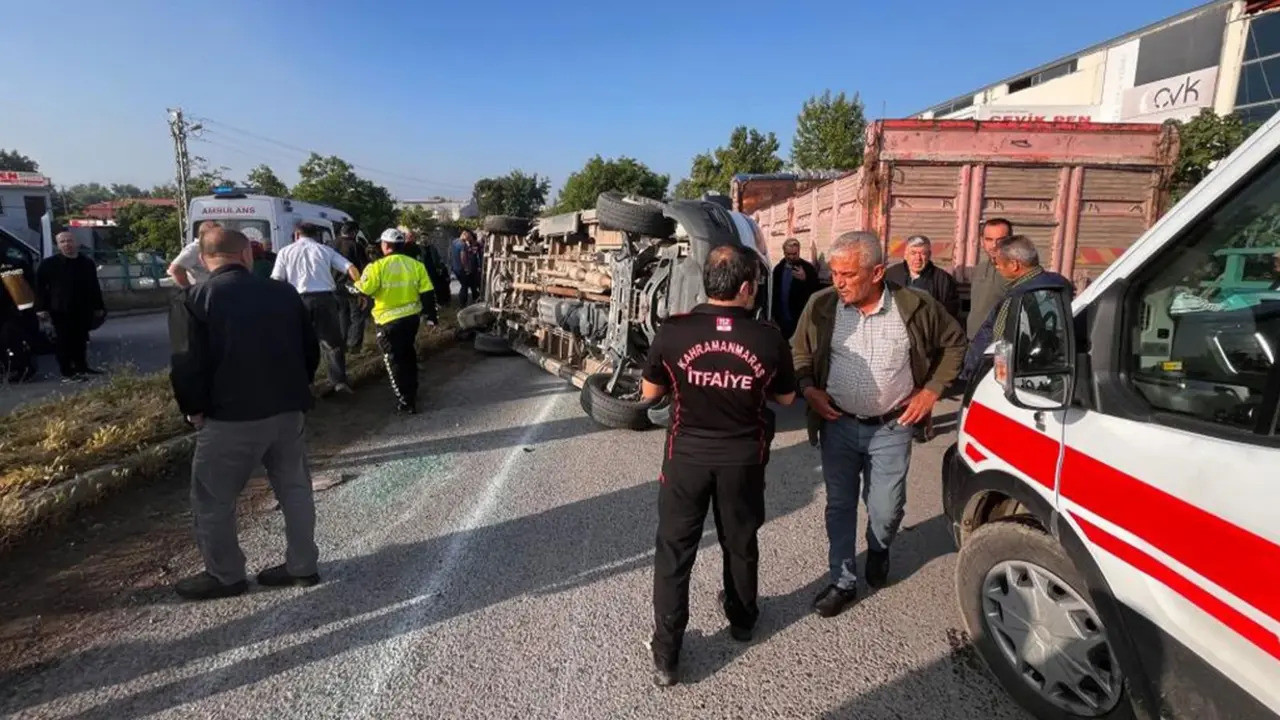 Kavşakta korkutan kaza: İşçi servisi devrildi, 12 kişi yaralandı