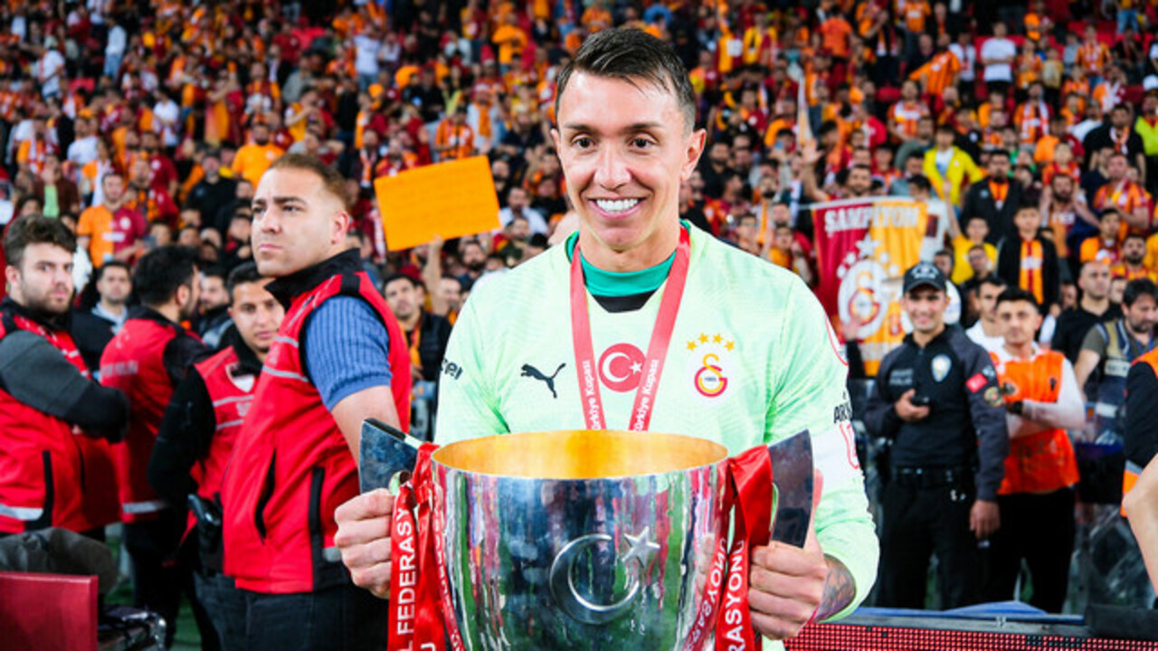 Fernando Muslera, Bülent Korkmaz'ı yakaladı: Türk futbol tarihine geçti!