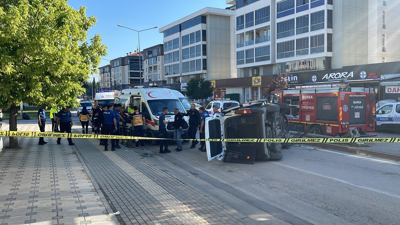 Bursa'da polis aracı devrildi: 5 kişi yaralandı