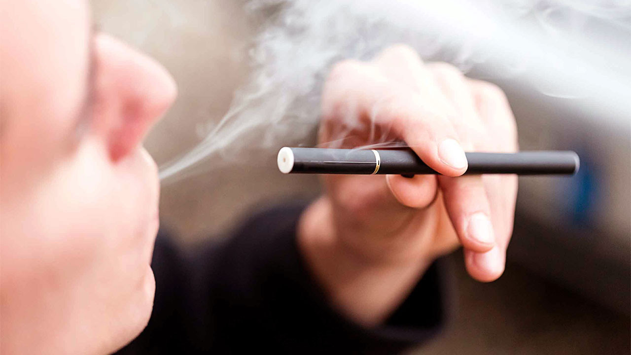 Elektronik sigaranın zararlarını işte böyle anlattı