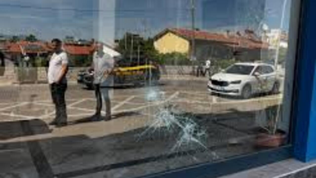 AK Parti ilçe binasına taşlı saldırı!