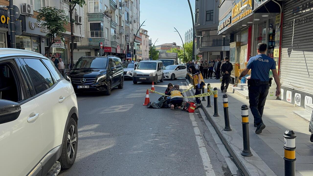 Küçükçekmece'de kaldırımda fenalaşan yayayı servis aracı ezdi