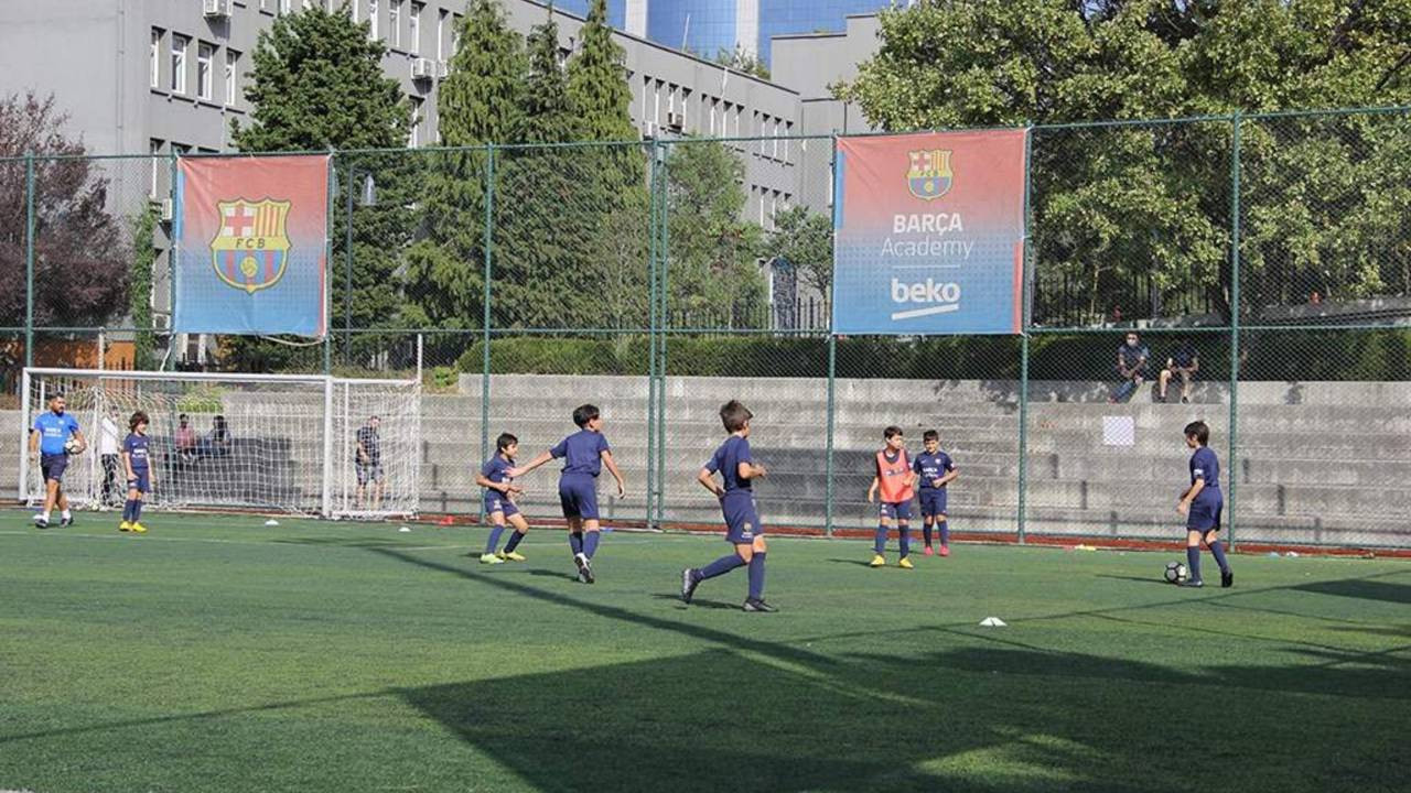 Barcelona, azınlık çocuklara okul açıyor