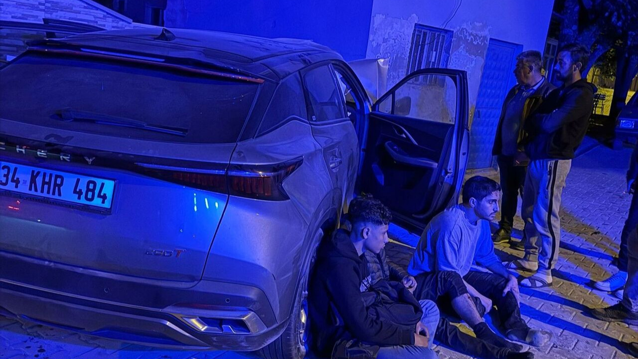 Jandarmadan kaçan araç kaza yaptı: 5 düzensiz göçmen yaralandı