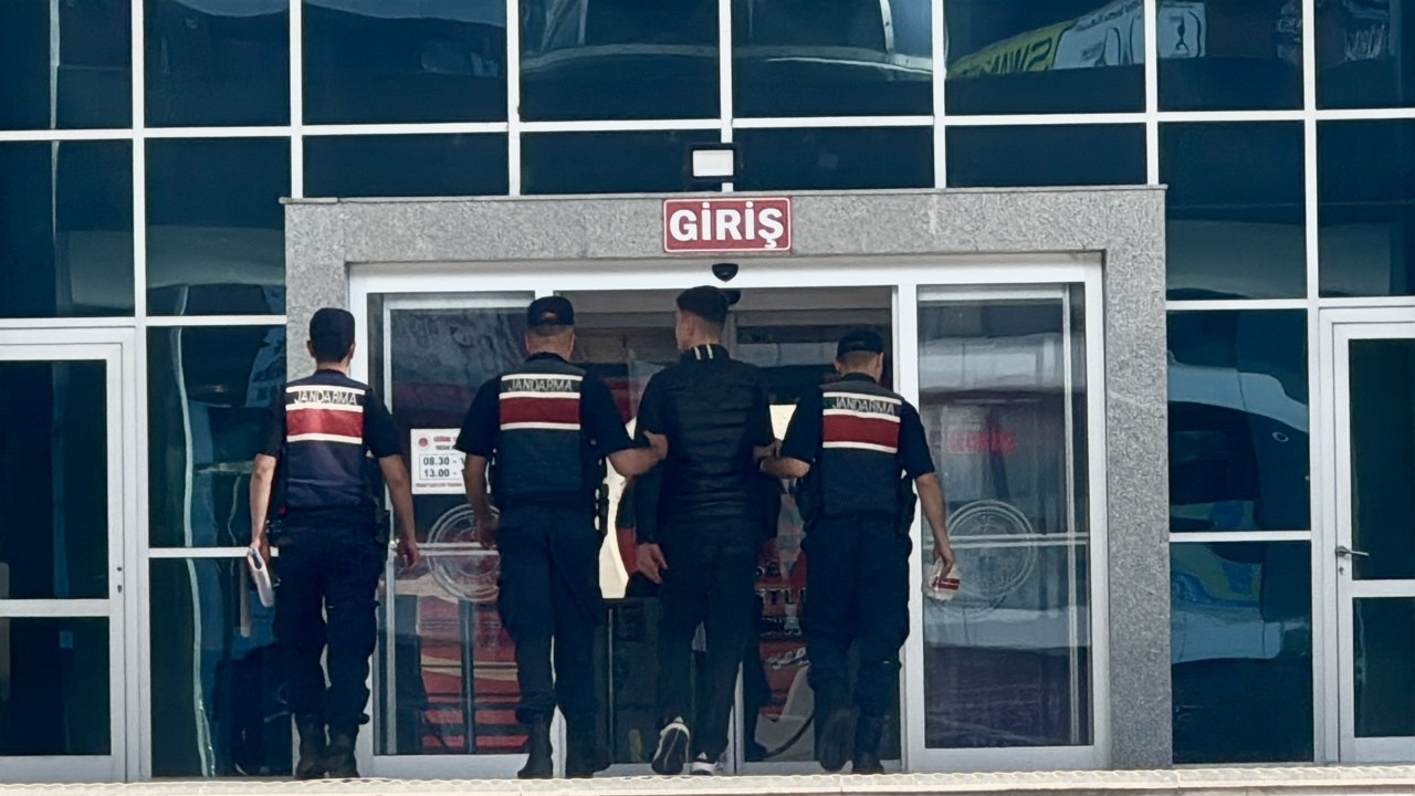 Edirne'de jandarma kovalamacası! İki araçta 13 düzensiz göçmen yakalandı