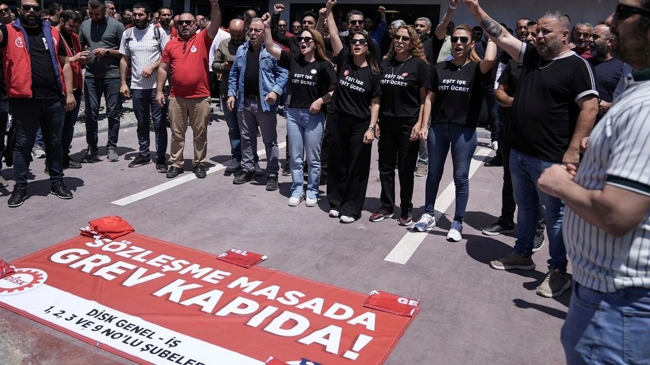 İzmir’de 23 bin işçi greve çıktı: Ulaşım ve temizlik hizmetleri aksadı