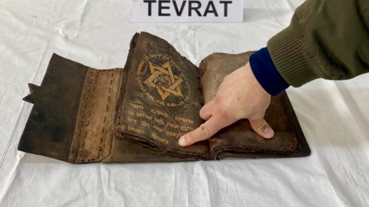 Kırşehir'de tarihi operasyon: 700 yıllık Tevrat jandarmanın yol kontrolünde ele geçirildi!
