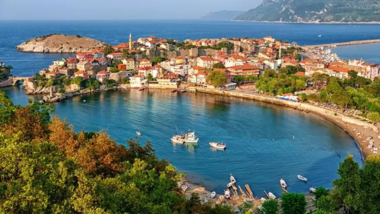 Amasra bayramda dolup taşıyor: 6 bin nüfuslu ilçeye 60 bin turist akın etti!