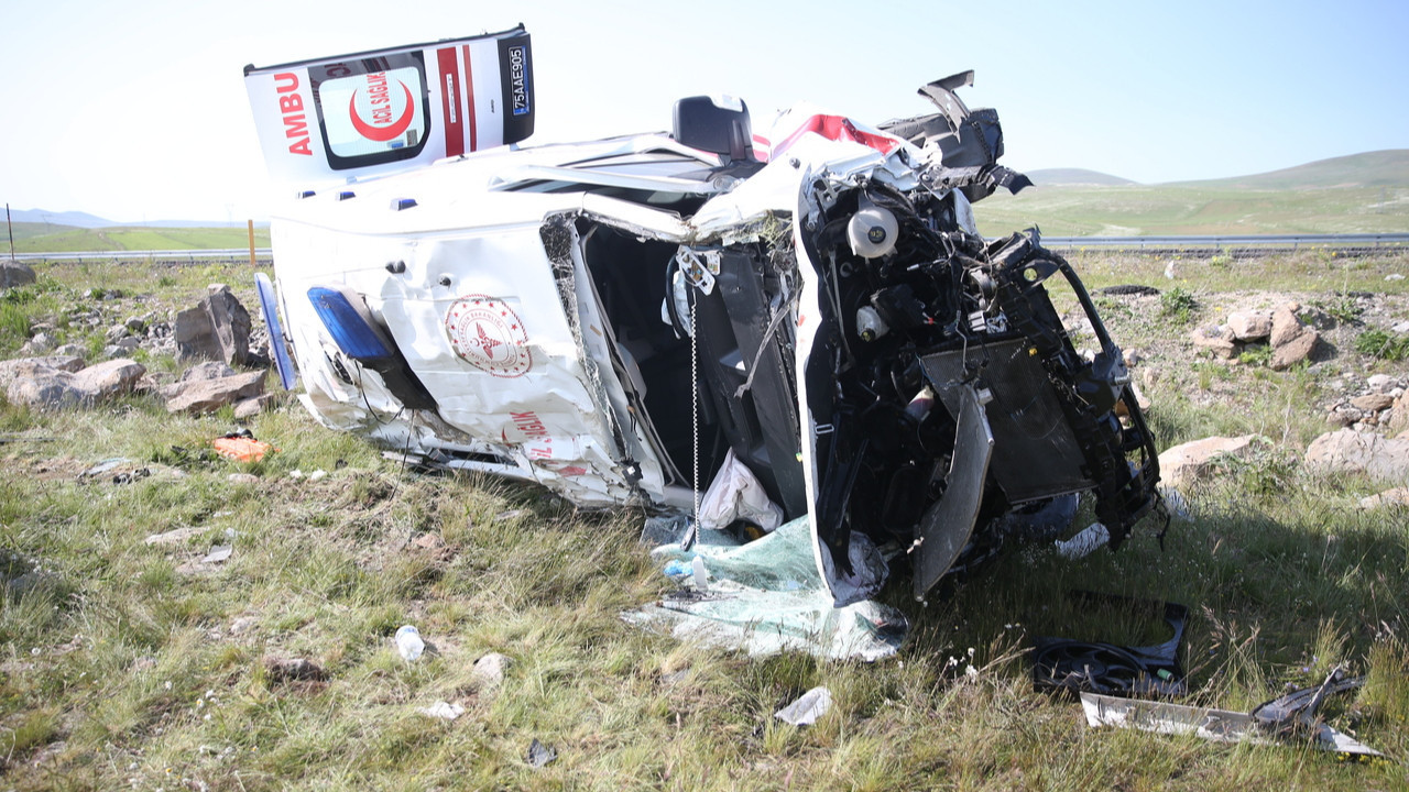 Kars’ta korkunç kaza: Ambulans şarampole yuvarlandı