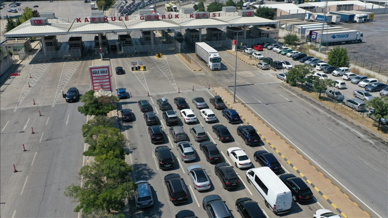 Trakya sınır kapılarında bayram mesaisi: Beş günde 228 bin yolcu geçti!