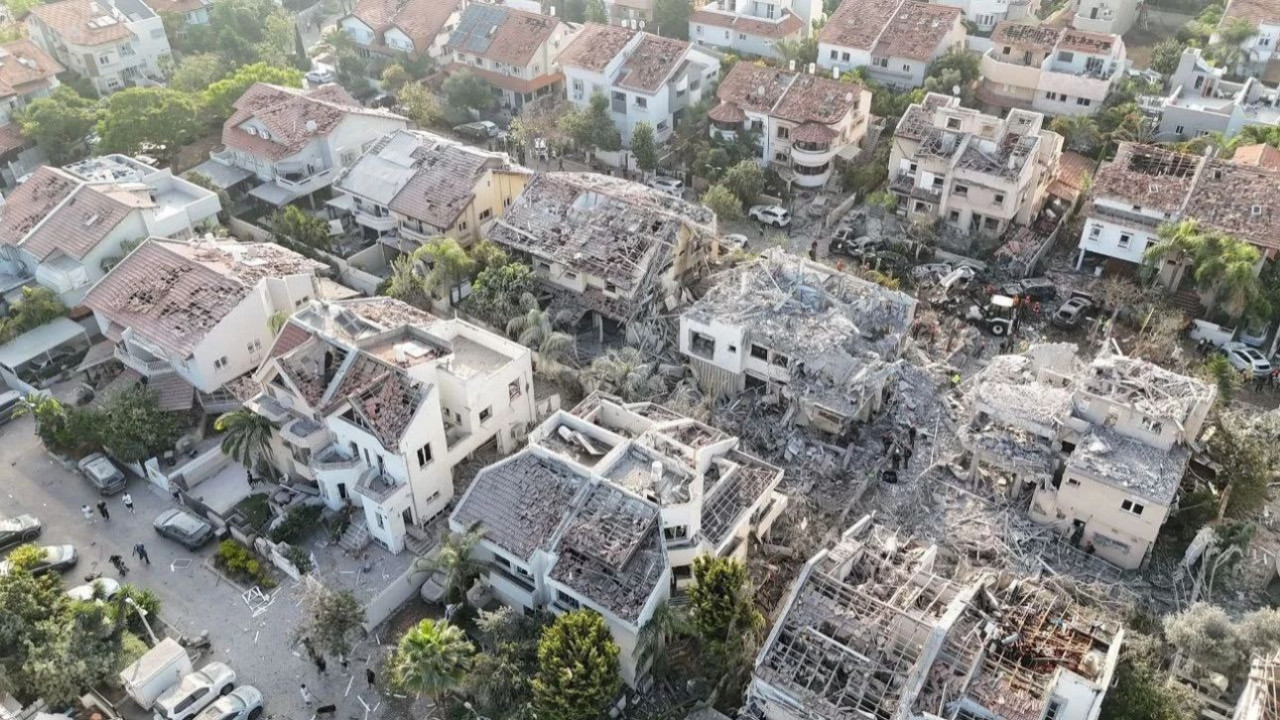İran’dan Tel Aviv’e yıkıcı füze operasyonu: Gerçek Vaad 3’ün tahribatı gözler önünde