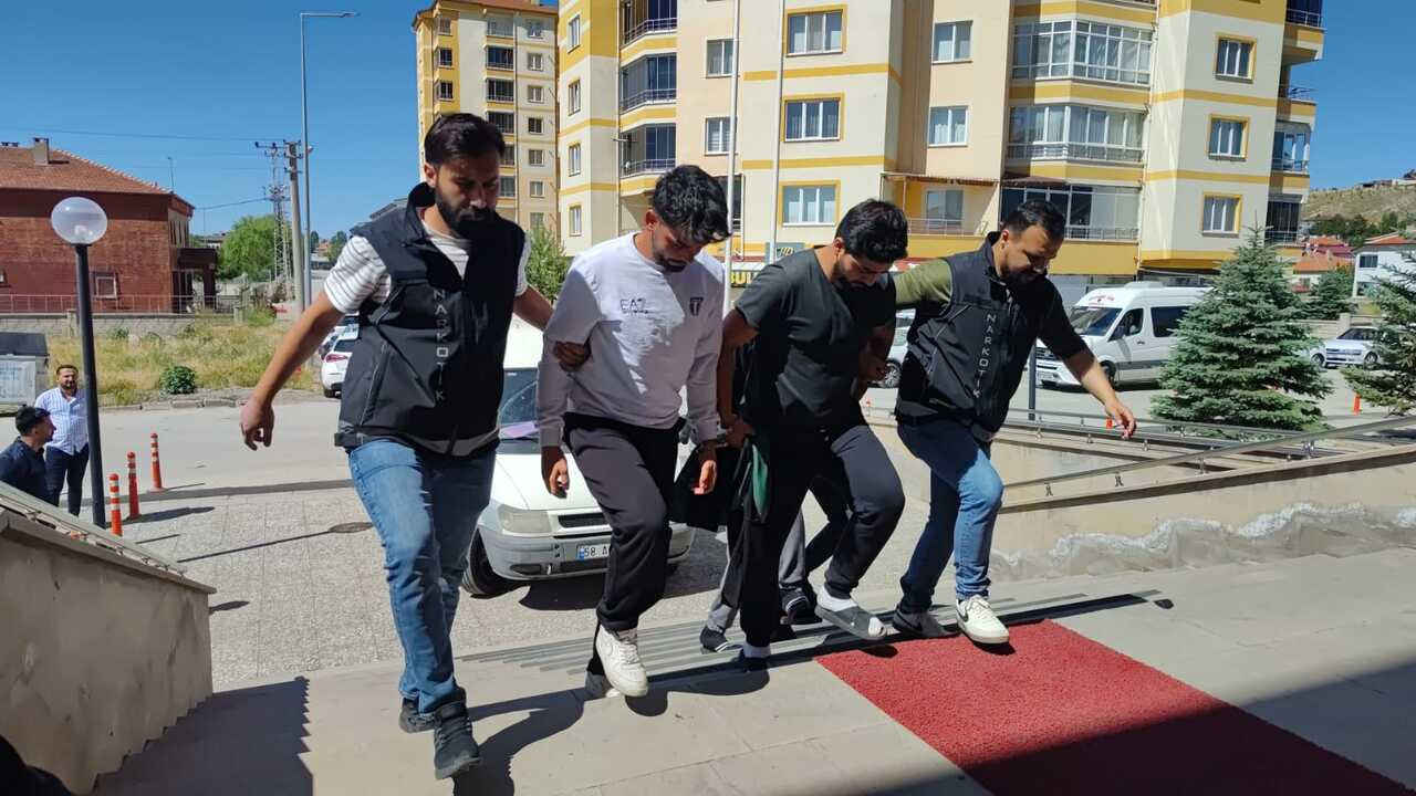 Sivas’ta zehir tacirlerine darbe: 1 kilo 365 gram skunk ele geçirildi, 8 kişi gözaltında