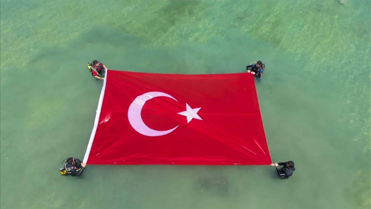 Dalgıçlar, 1 Temmuz Denizcilik ve Kabotaj Bayramı'nı Van Gölü'nde Türk bayrağı açarak kutladı.