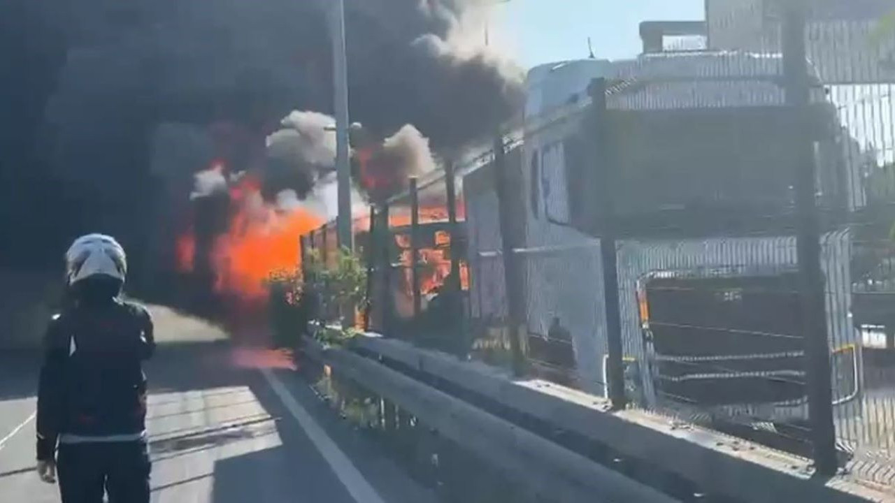 İstanbul'da İncirli metrobüs durağında bir metrobüs alev aldı