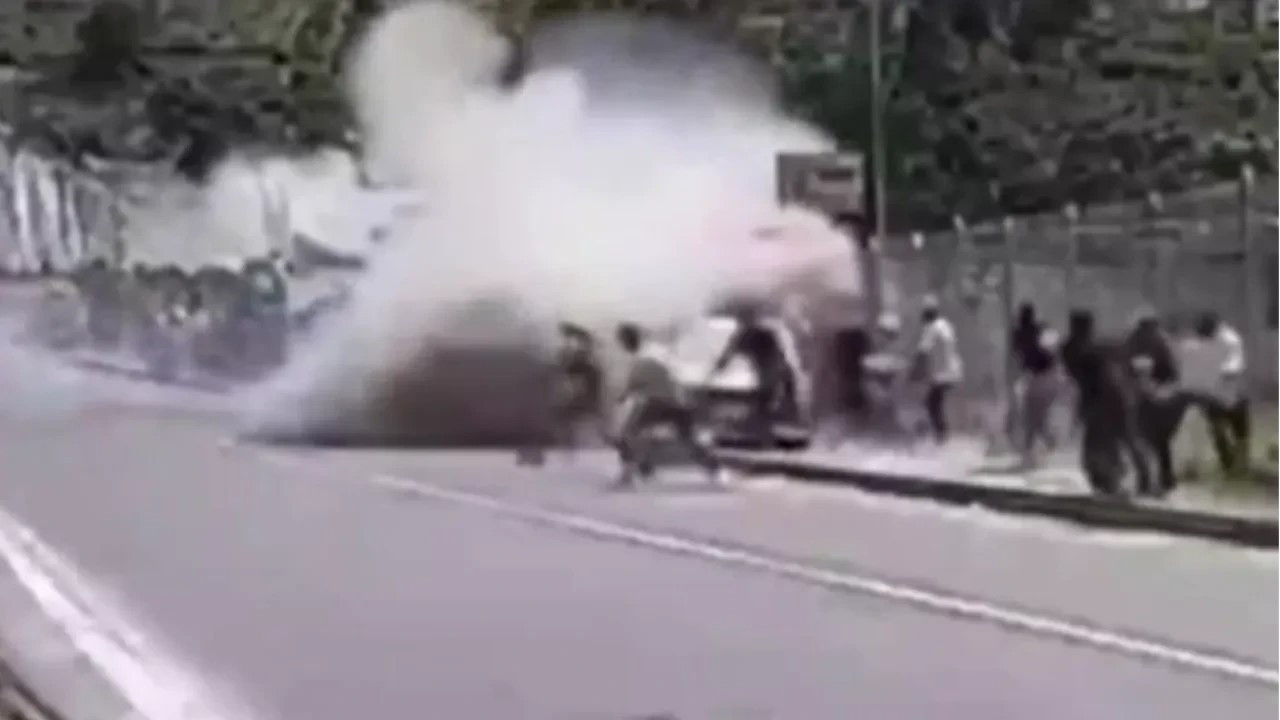 Ralli yarışında dehşet: Araç kalabalığın içine daldı, can kaybı var