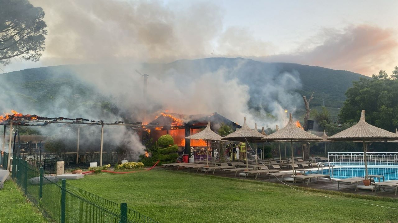Balıkesir Erdek'te otel yangını çıktı