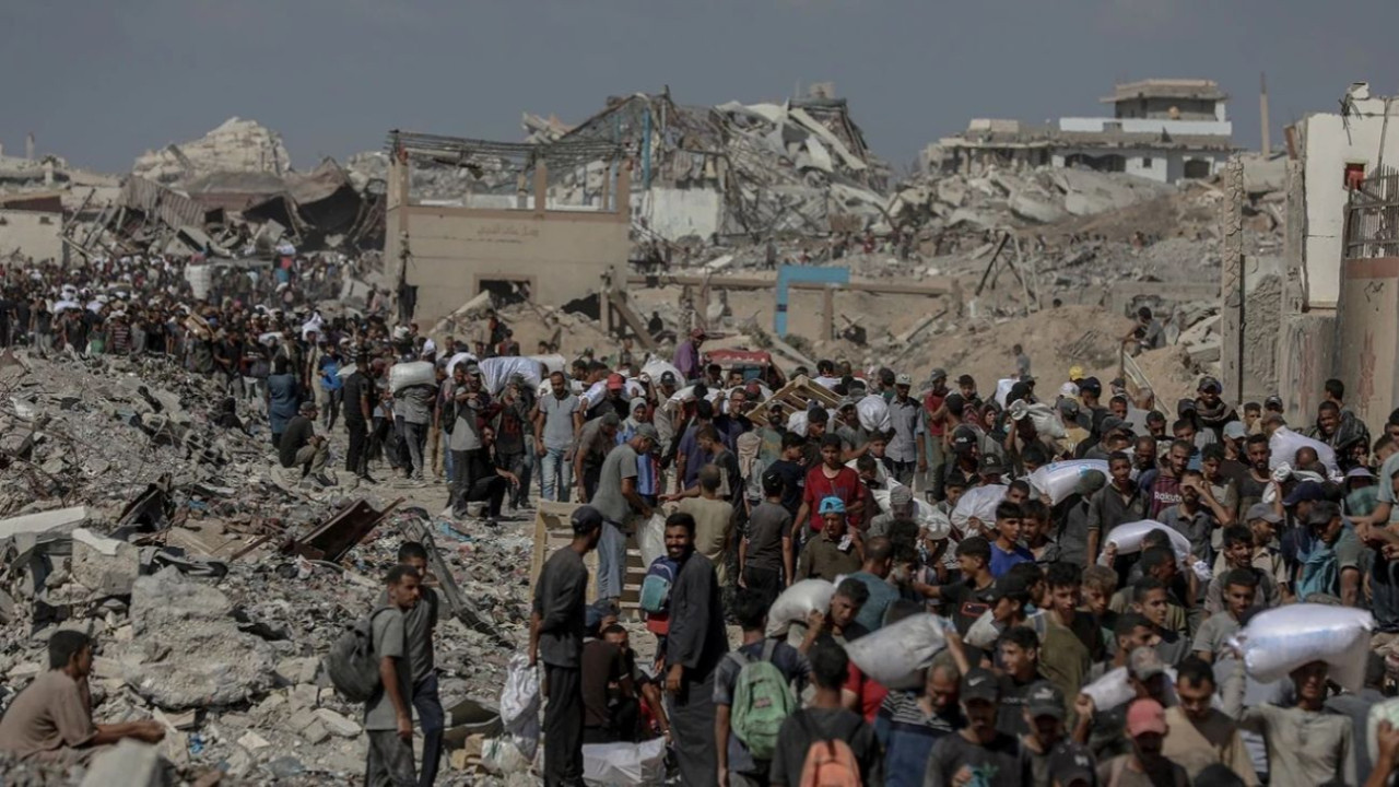 İsrail zorladı, yardım tırı devrildi: Onlarca Gazzeli hayatını kaybetti