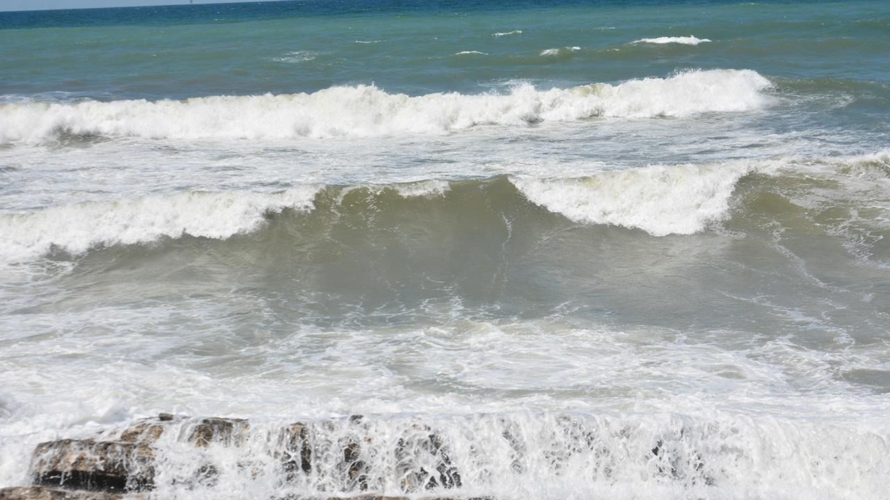 Dalgalar tehlike saçıyor: O şehirde 4 gün boyunca denize girilemeyecek!