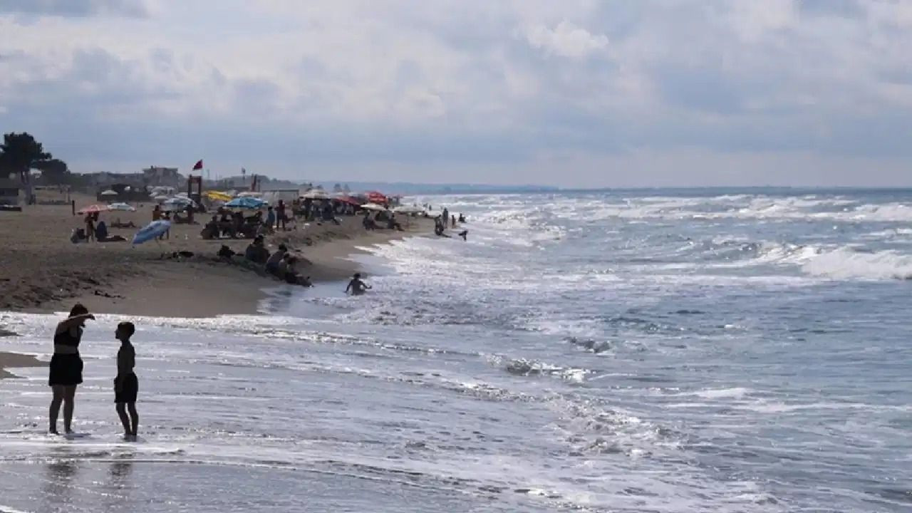 Kırmızı bayrak dikildi: 4 şehirde denize girmek yasaklandı!