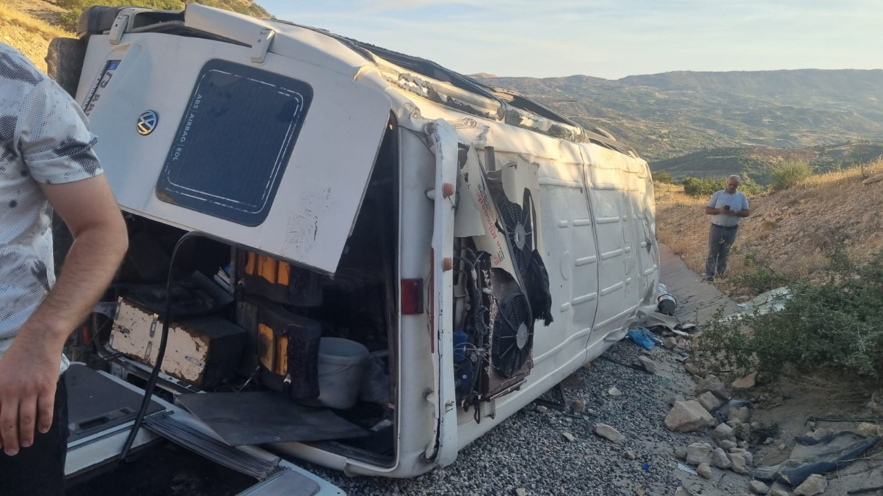 Adıyaman’da korkutan kaza: Tarım işçilerini taşıyan minibüs devrildi