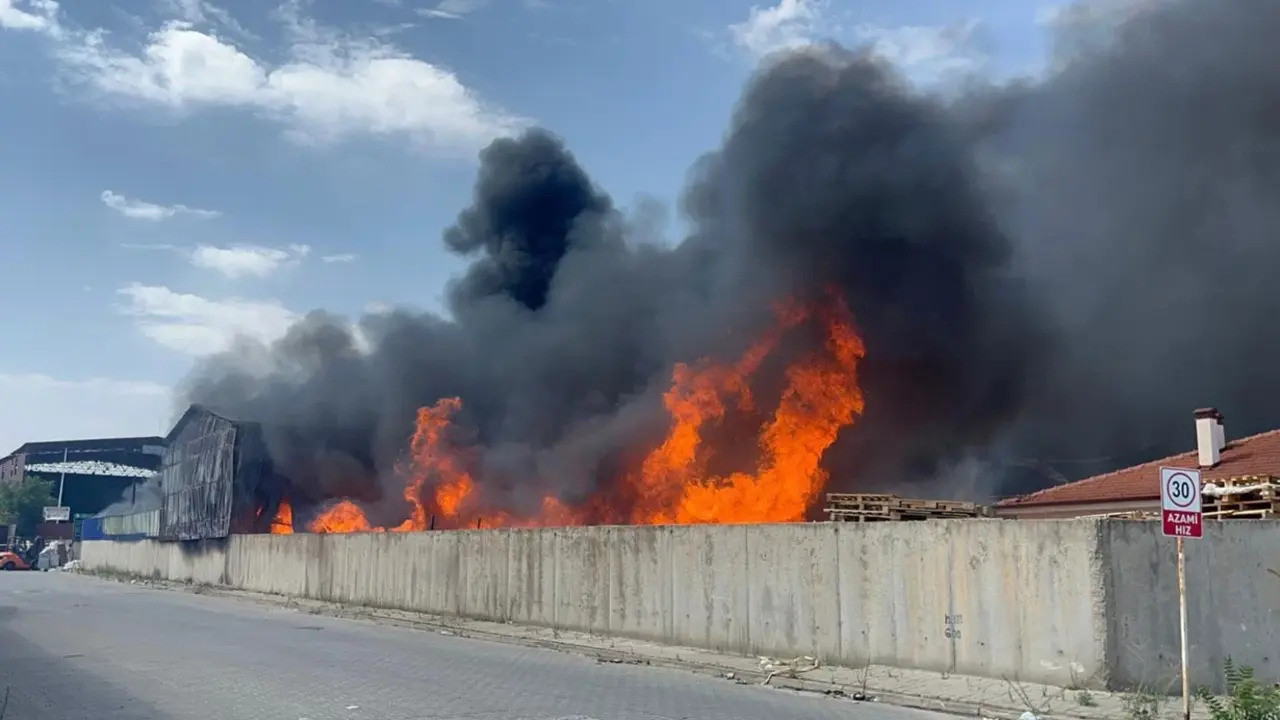Eskişehir'de korkutan yangın! Alevler iki fabrikaya daha sıçradı