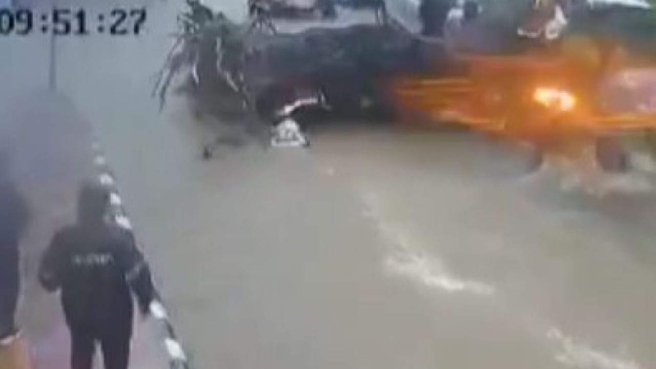 Fırtınada motosikletli baba-kızın üzerine ağaç devrildi: 1 ölü, 1 yaralı